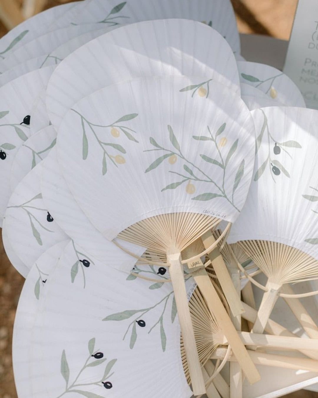 Bruiloft inspiratie coastal & mediterranean wedding waaier voor tijdens de ceremonie