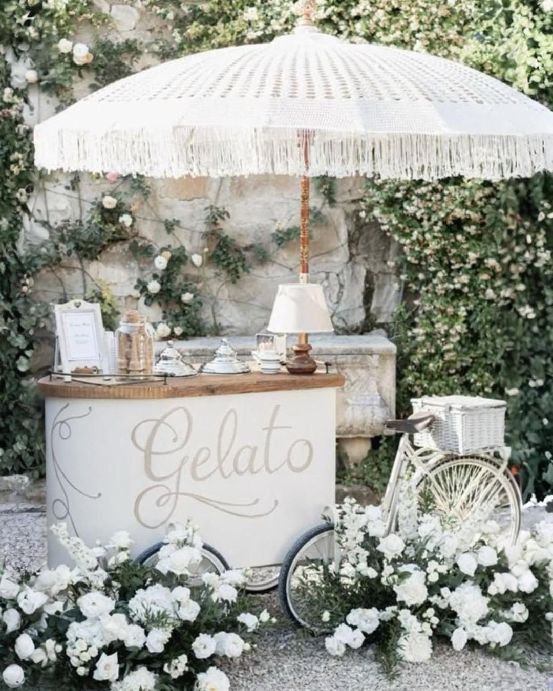 Bruiloft inspiratie coastal & mediterranean wedding gelato kraam witte bloemen met witte parasol