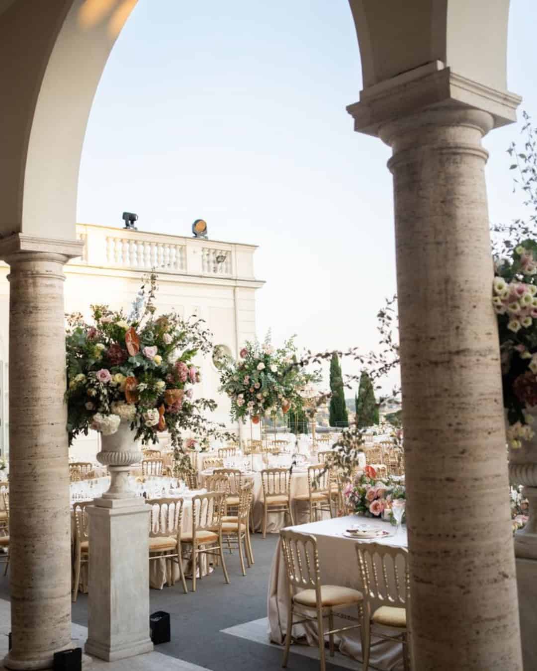 Bruiloft inspiratie coastal & mediterranean wedding creme ruimte zandkleurige details