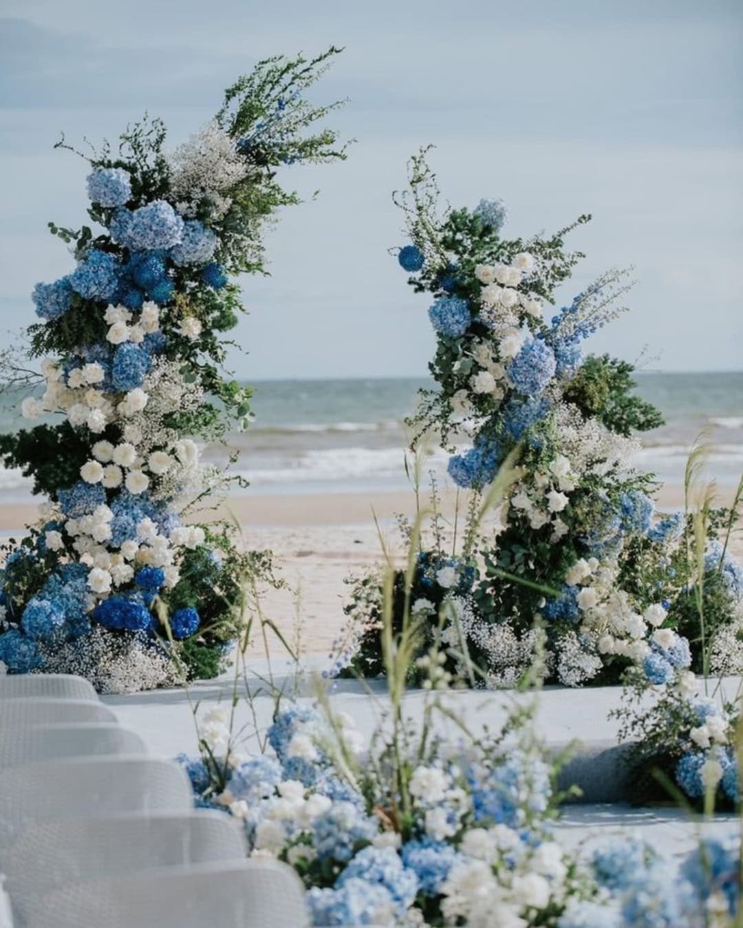 Bruiloft inspiratie bold and colorful wedding gekleurde bloemen blauw altaar 