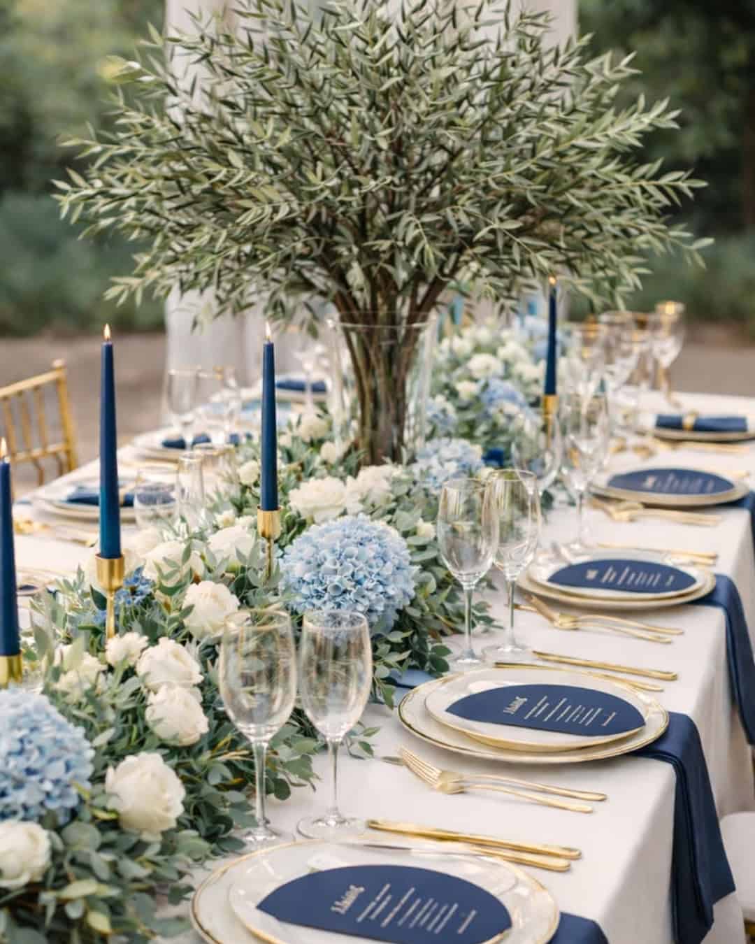 Bruiloft inspiratie bold and colorful wedding blauwe accenten bloemen lichtjes tafel versiering