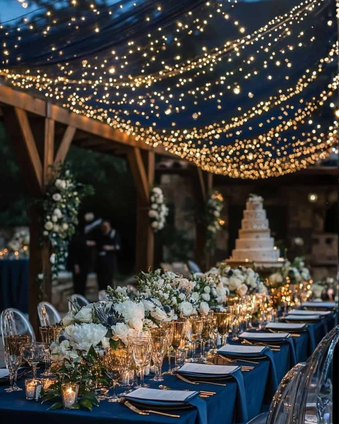 Bruiloft inspiratie bold and colorful wedding blauwe accenten bloemen lichtjes tafel versiering