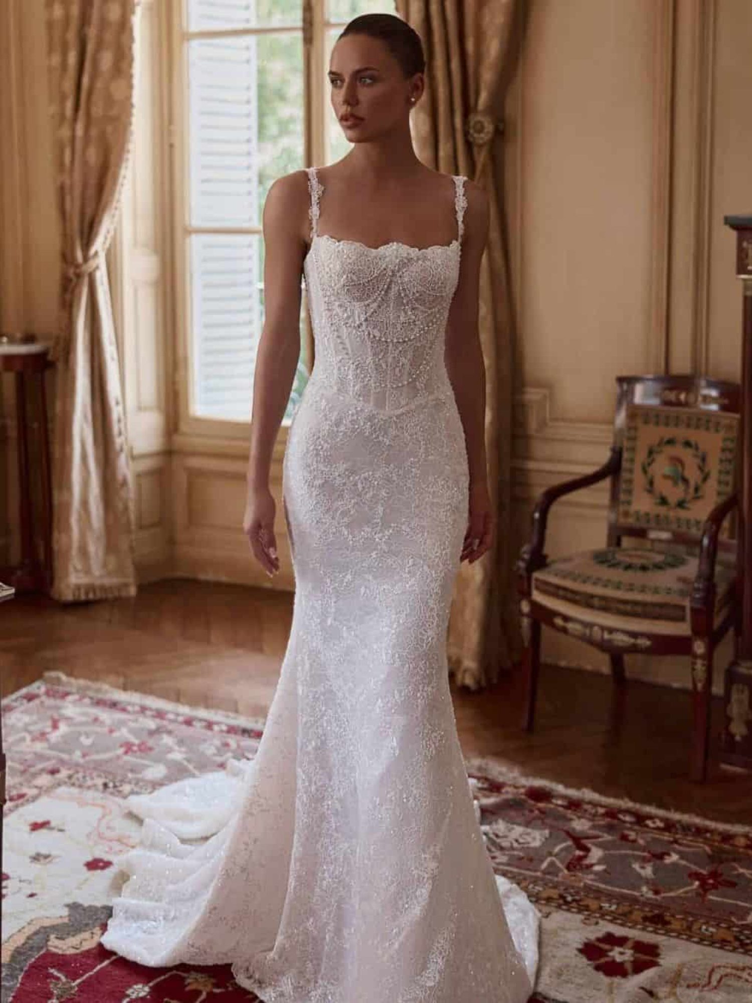 Sexy kanten trouwjurk van Yedyna verkrijgbaar bij Weddings Bruidsmode