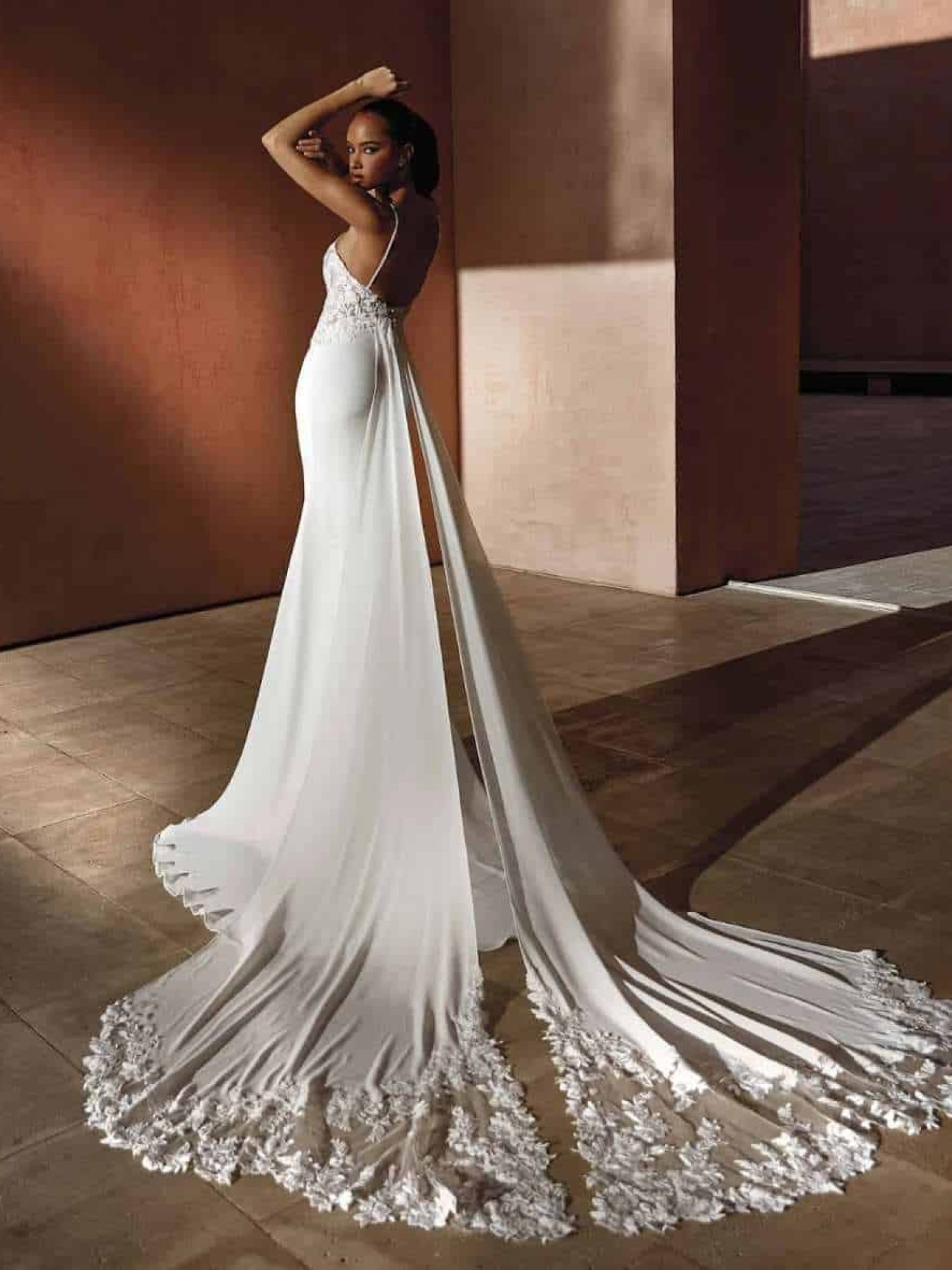 Less is more fit and flare bruidsjurk met lage rug