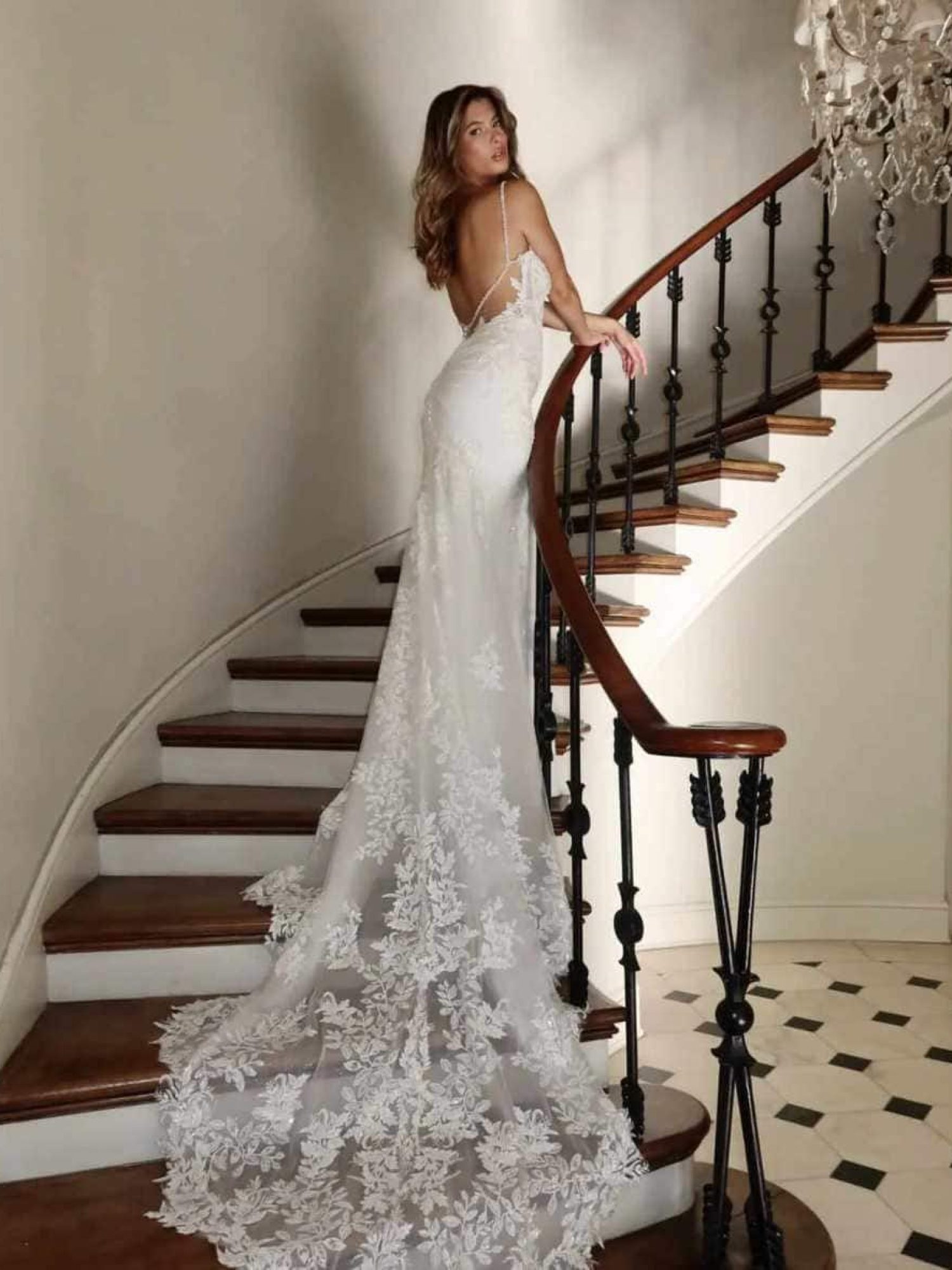 Strakke fit and flare trouwjurk met laag uitgesneden rug