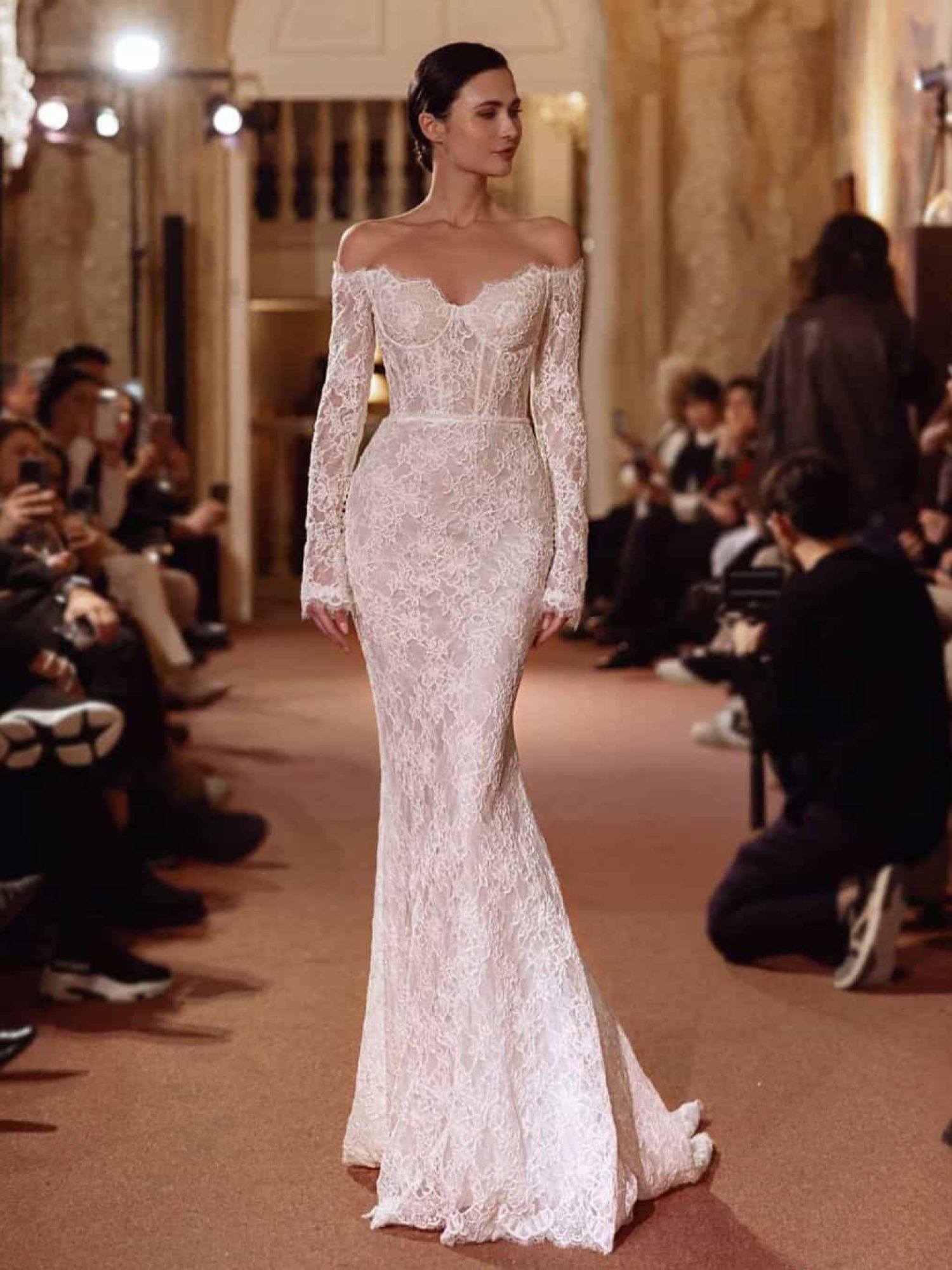 Sexy kanten trouwjurk in fit and flare model met off shoulder mouwen