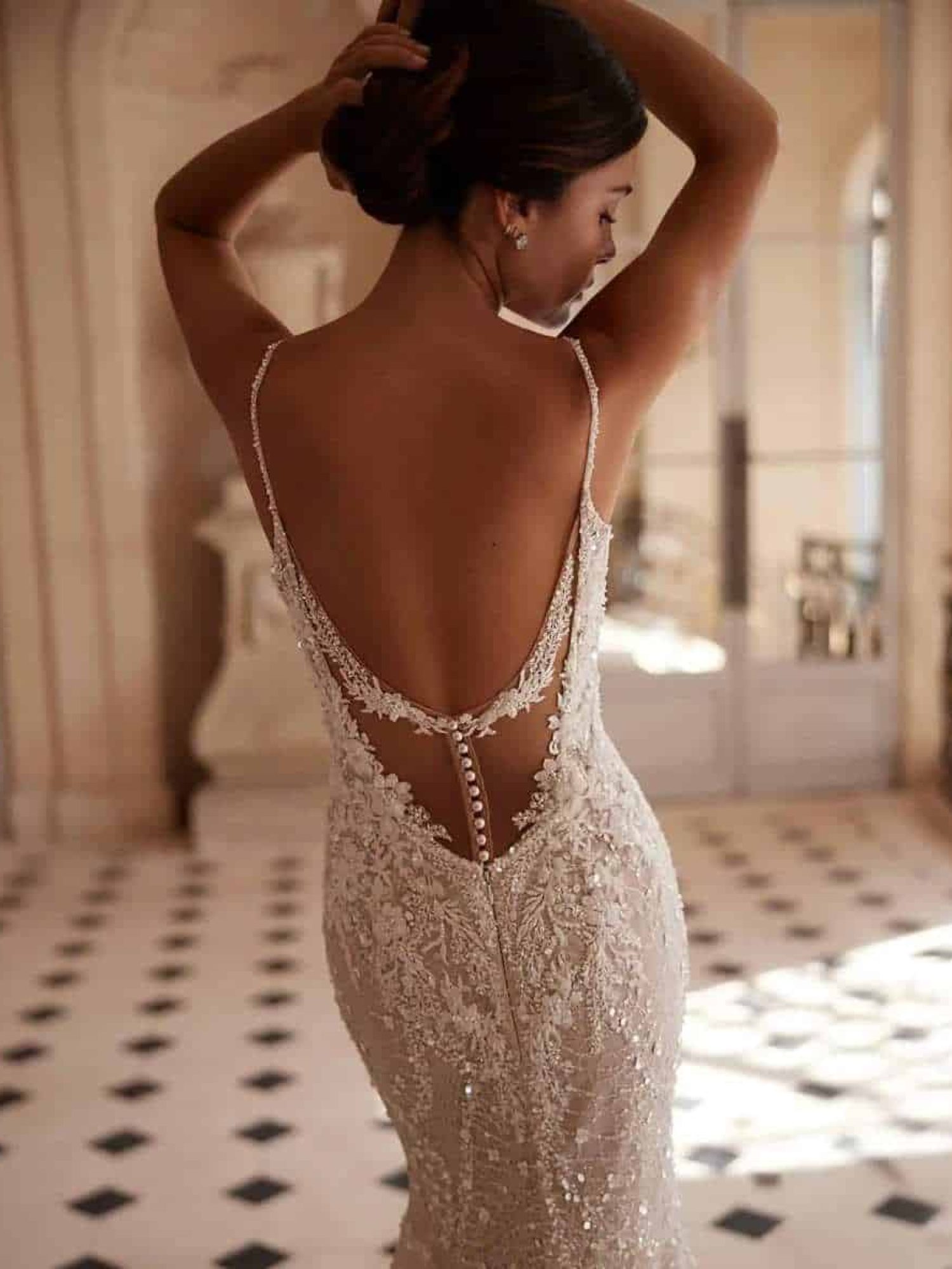 Bruidsjurk met lage rug en knoopjes