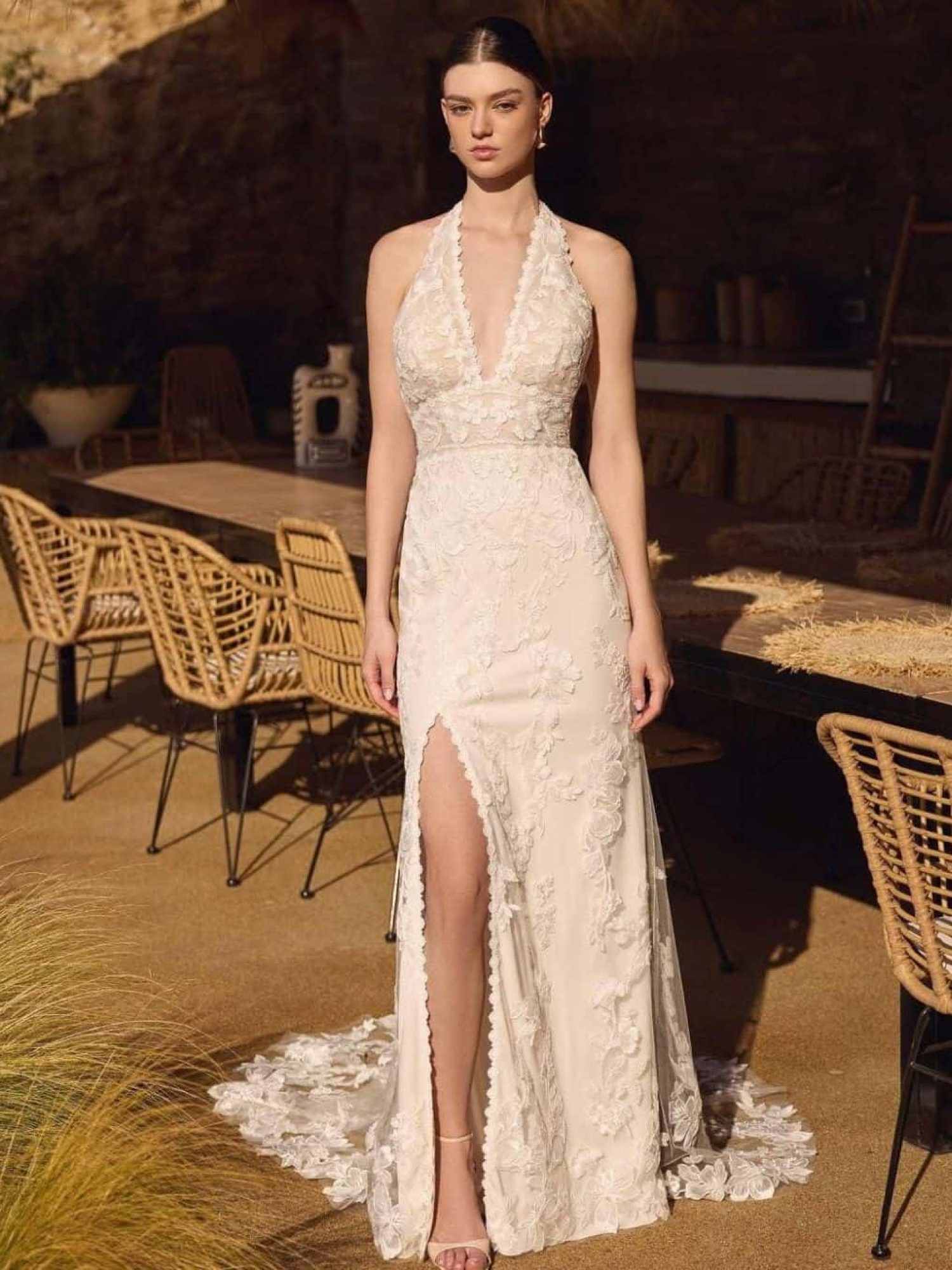 Bohemian kanten bruidsjurk met haltertop en v-hals in fit and flare model met split