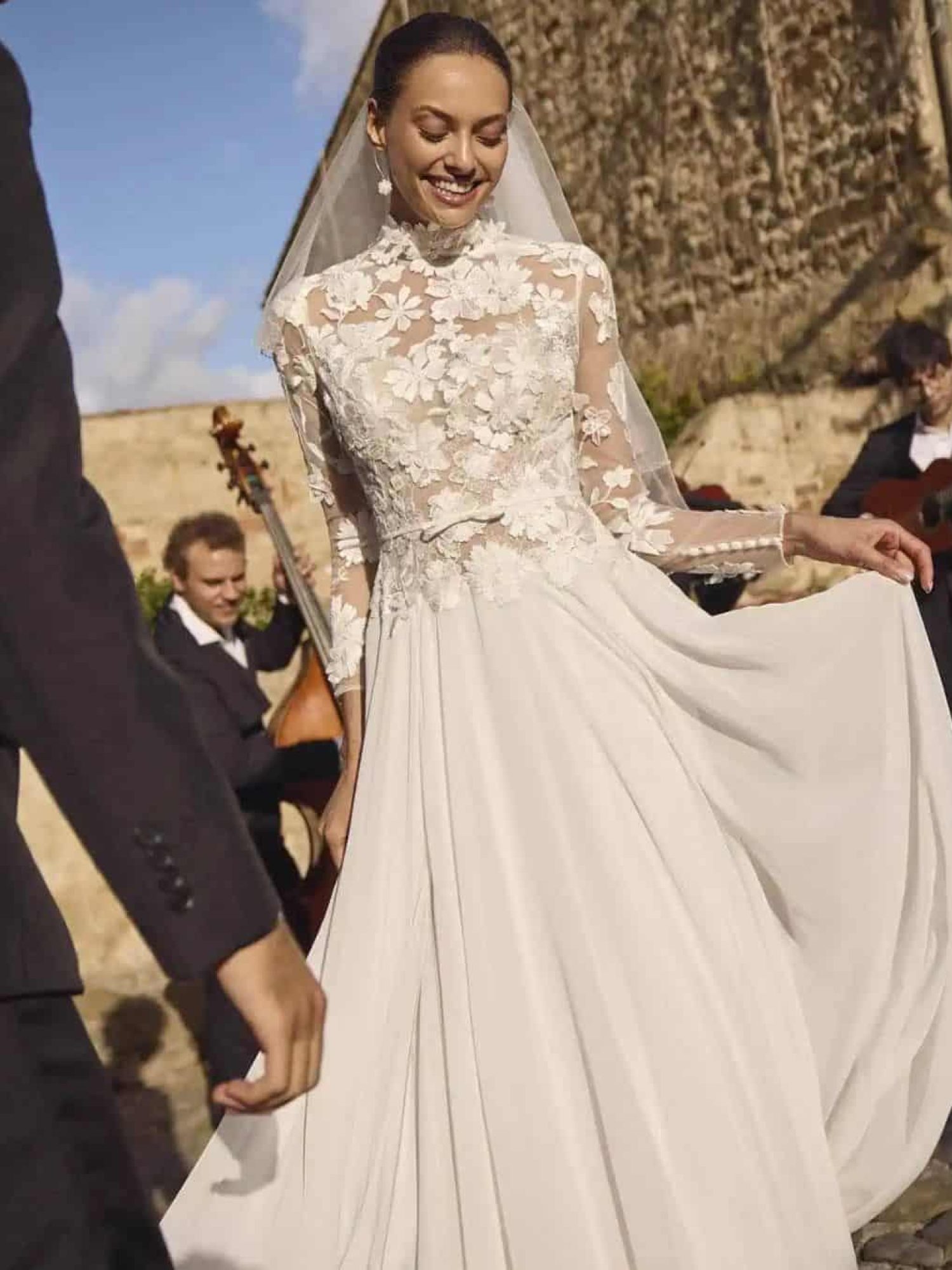 Bohemian kanten trouwjurk met hooggesloten top en lange mouwen gemaakt van kant en chiffon rok in A-lijn silhouet