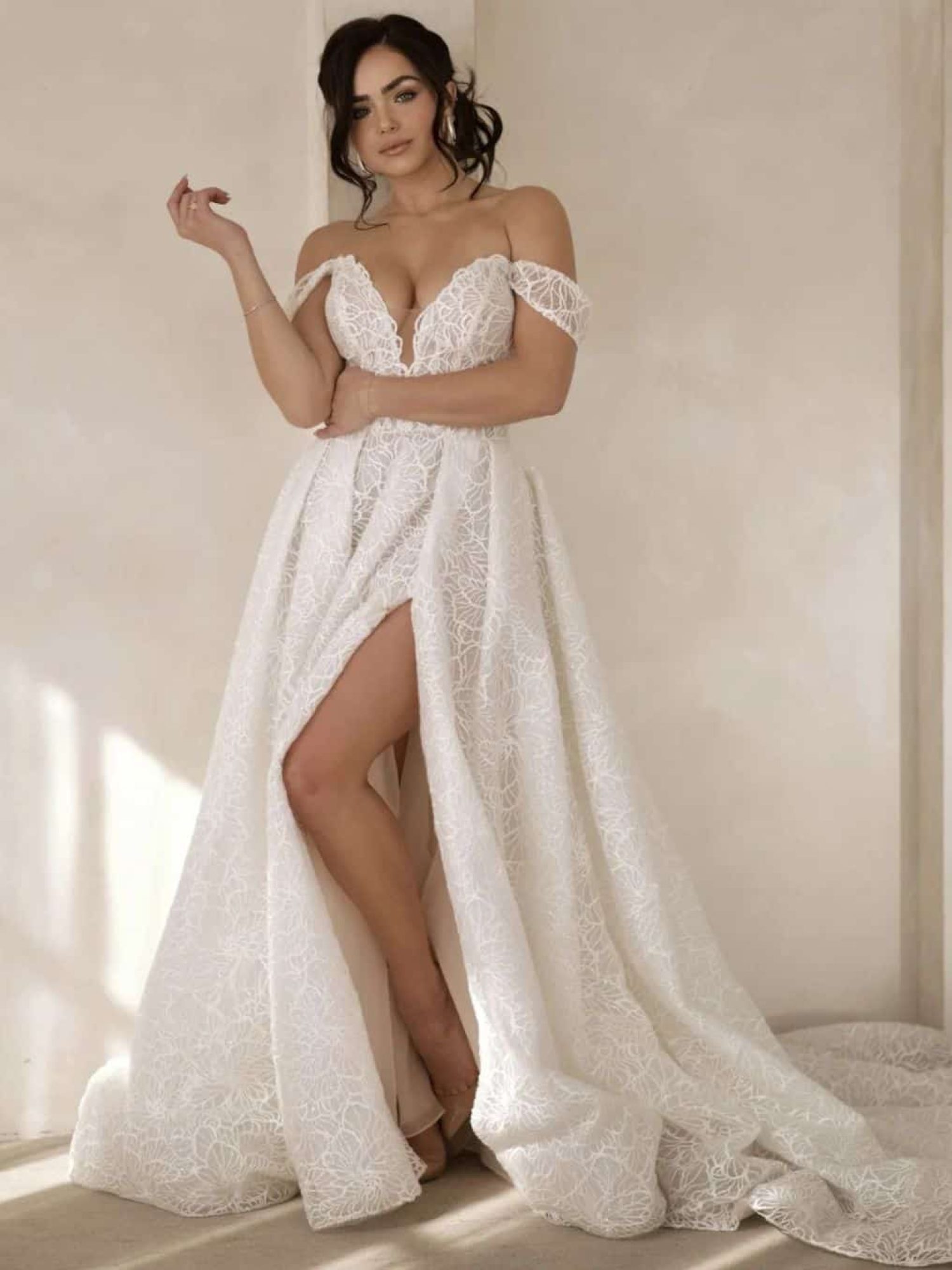 modieuze kanten trouwjurk van het merk Martina Liana verkrijgbaar bij Weddings Bruidsmode A-lijn model met een split