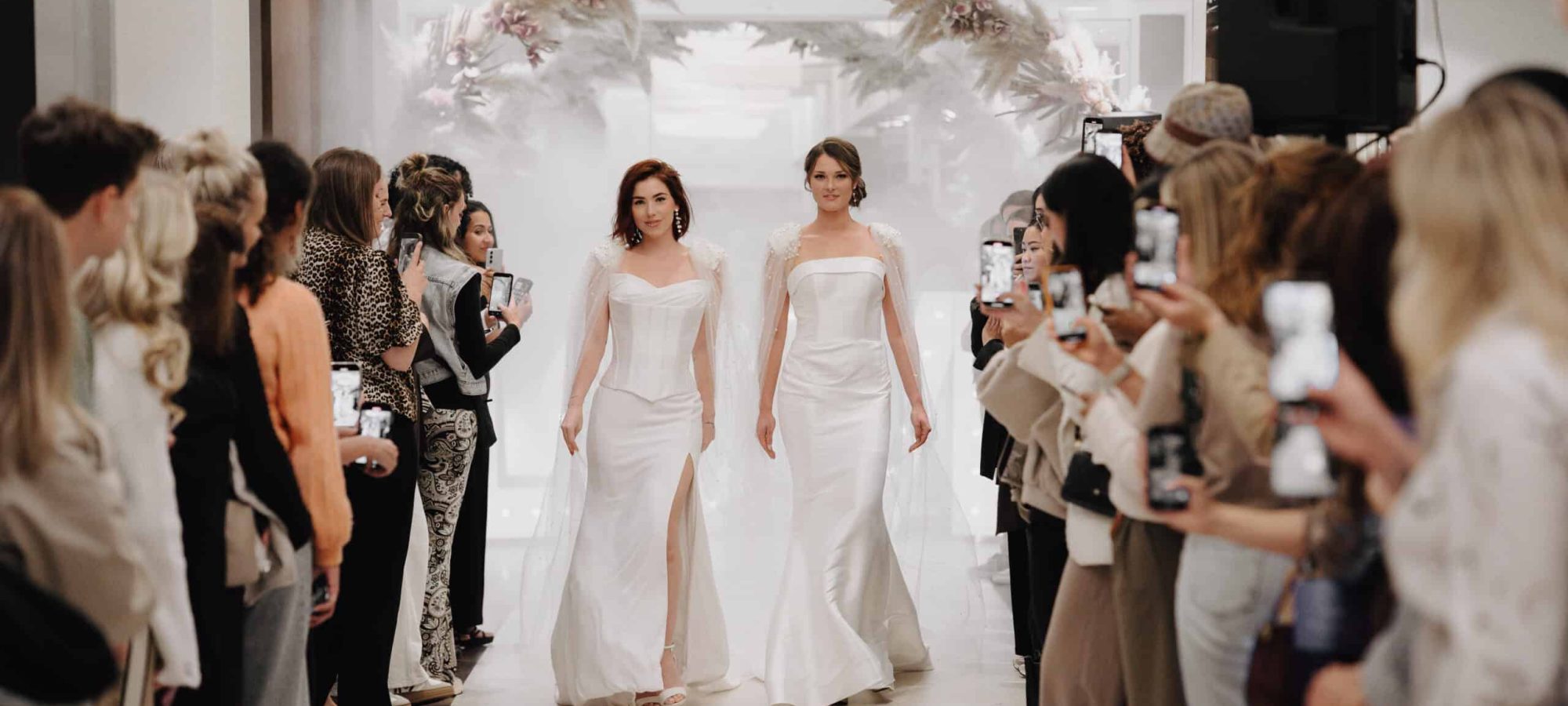 Weddings show 25 september twee modellen in satijnen trouwjurken