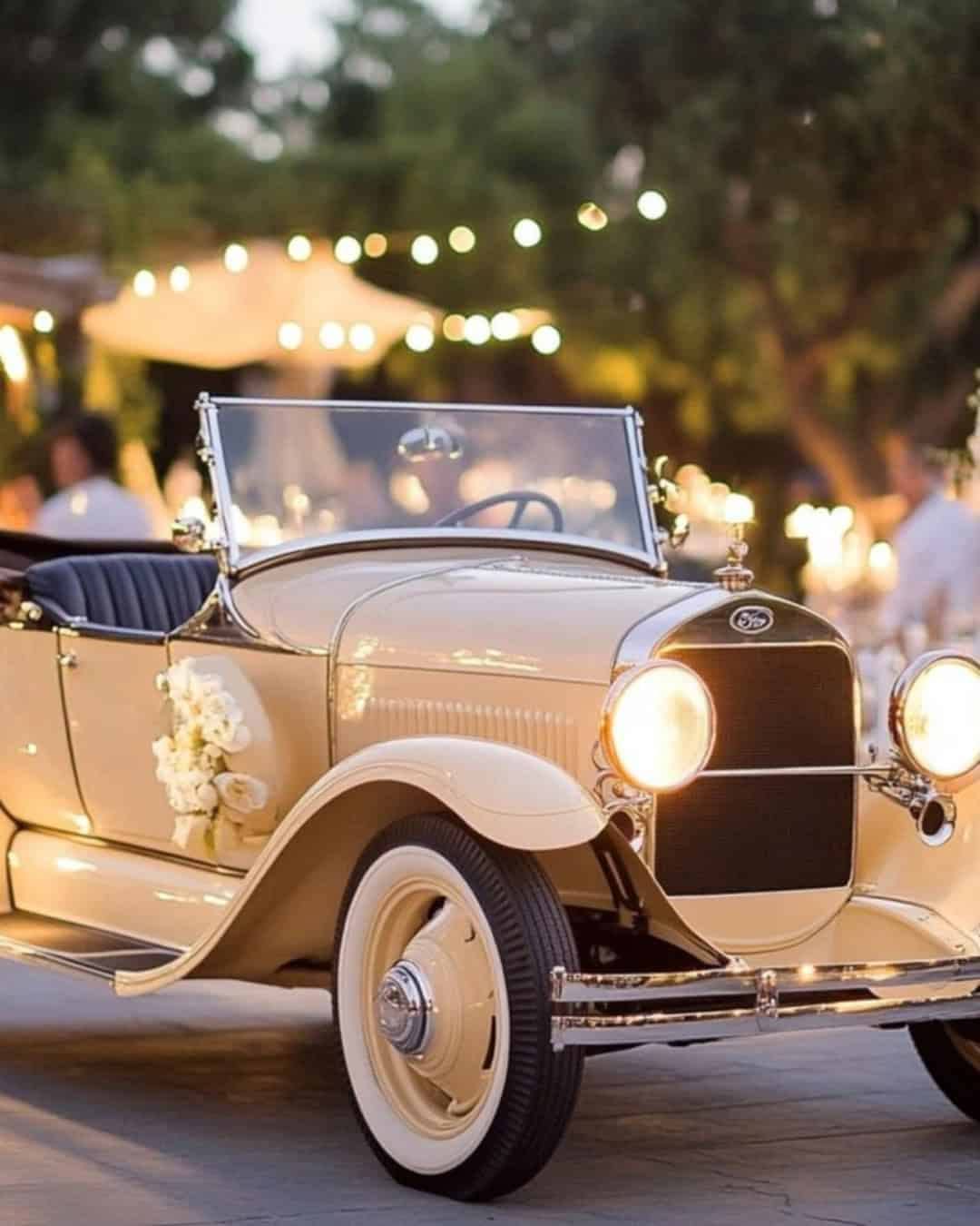 Bruiloft inspiratie retro romance wedding auto old timer wedding car 