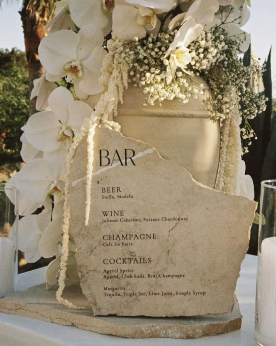 Bruiloft inspiratie retro romance wedding vintage accenten bloemen bar drinks menu