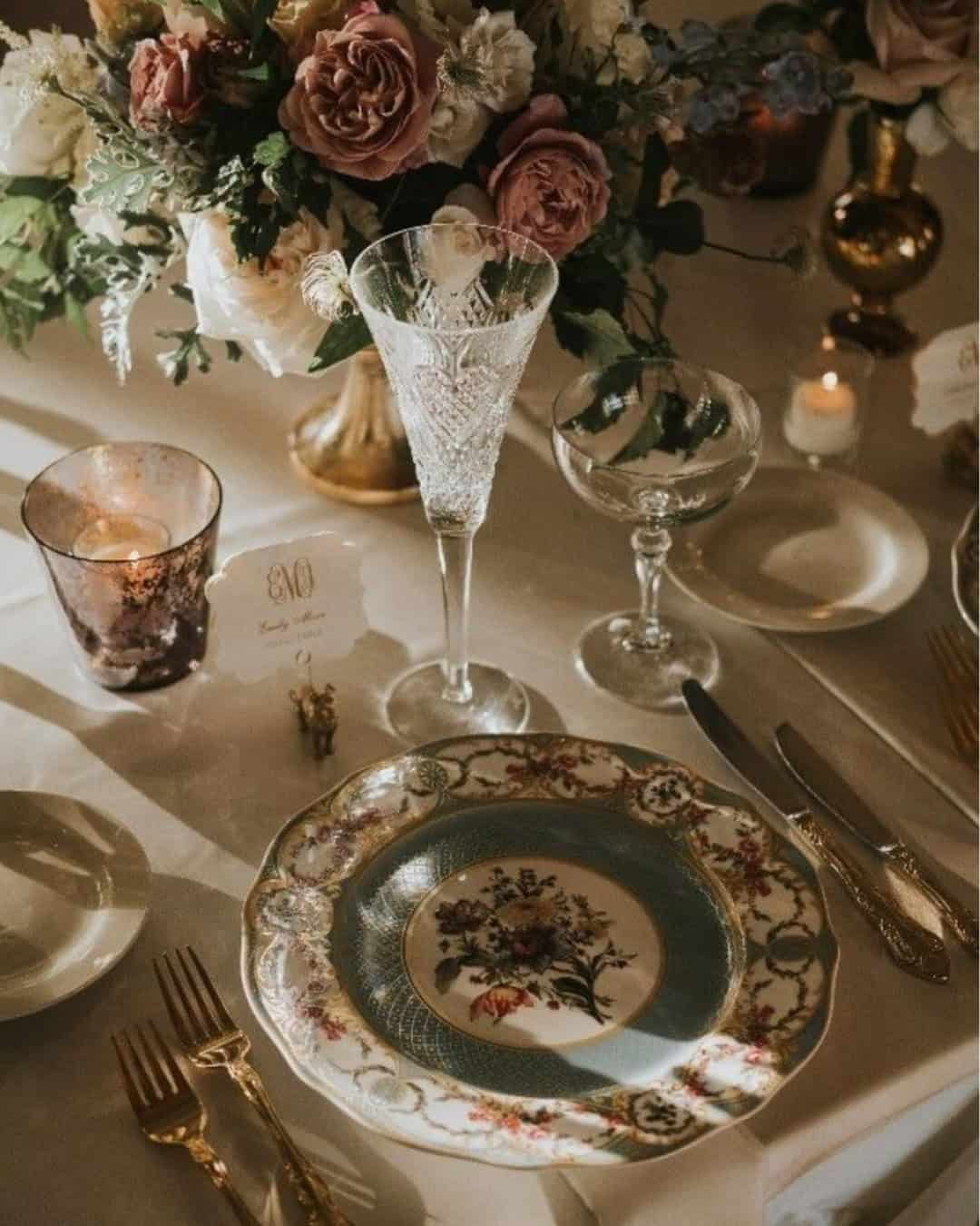 Bruiloft inspiratie retro romance wedding vintage accenten bloemen tafel versiering