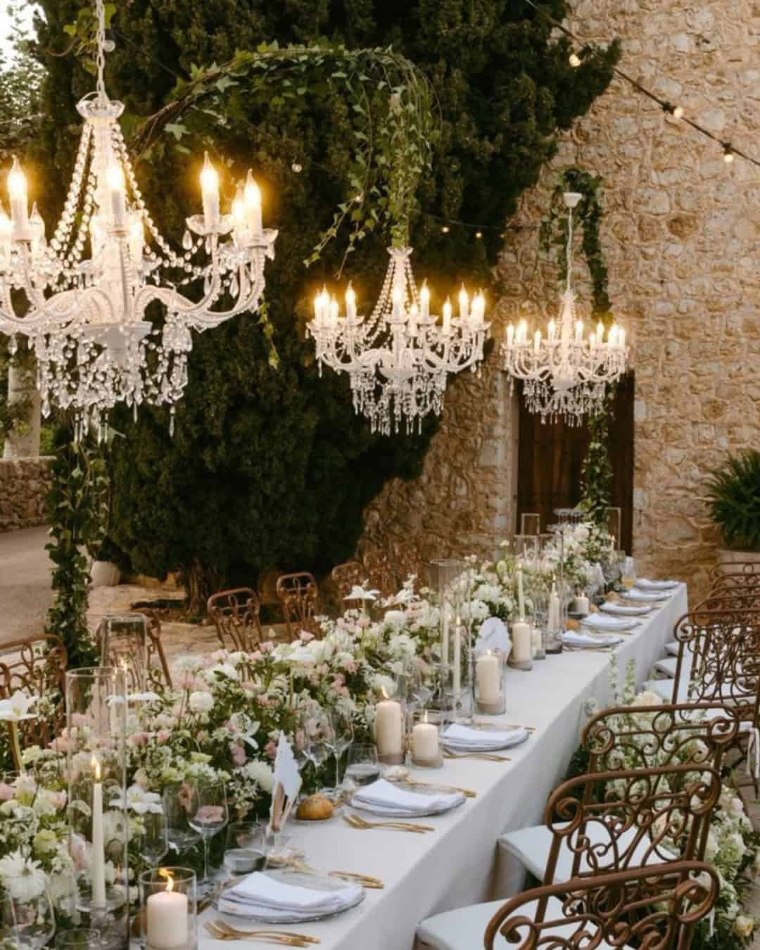 Bruiloft inspiratie retro romance wedding vintage accenten bloemen kaarsen tafel versiering chandeliers
