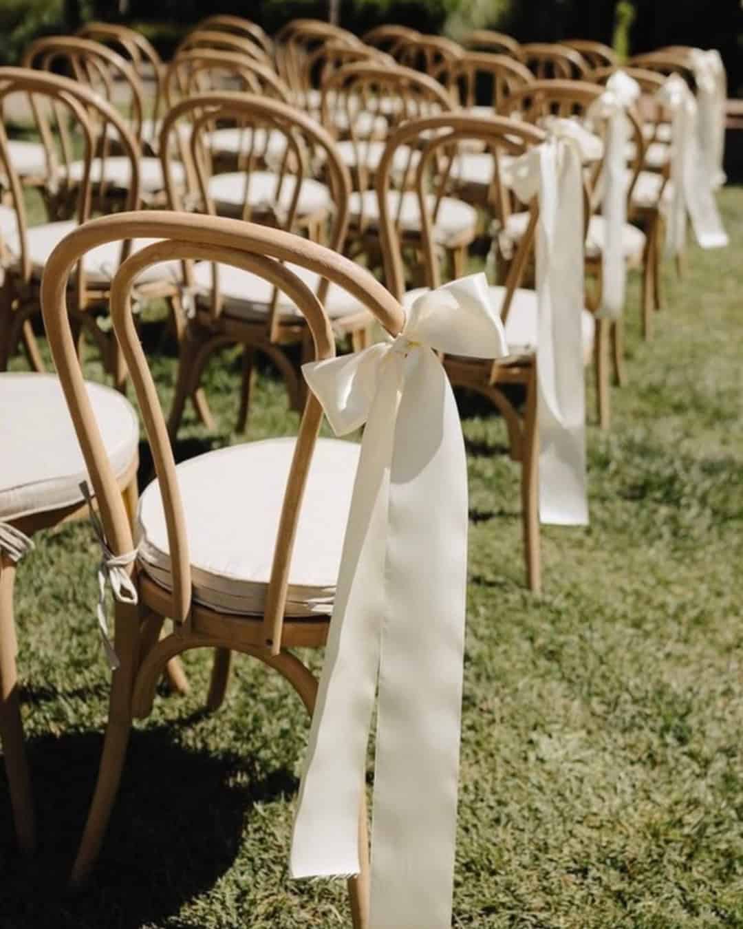 Bruiloft inspiratie sustainable wedding ceremonie duurzaam idee witte strikken