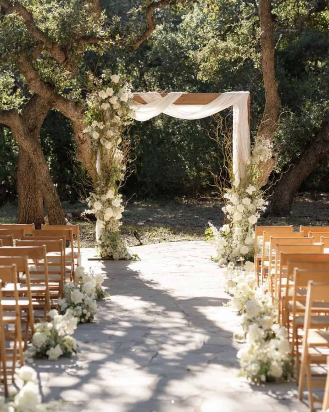 Bruiloft inspiratie sustainable wedding ceremonie duurzaam idee witte bloemen